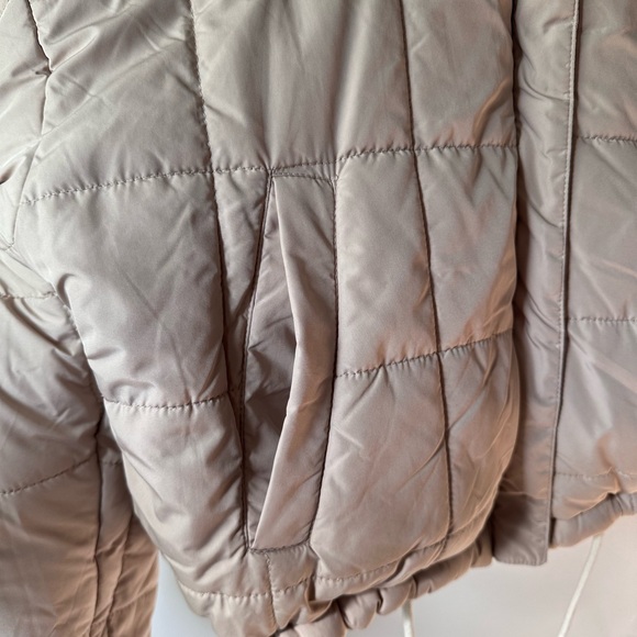 Women's Reversible Puffer Jacket - Picture 7 of 9
